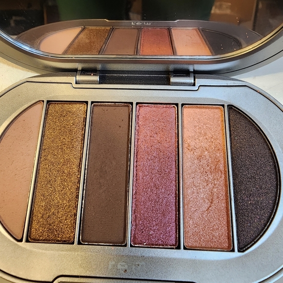 r.e.m Beauty Smitten Kitten Eyeshadow Palette Set Of 2 - Picture 3 of 10